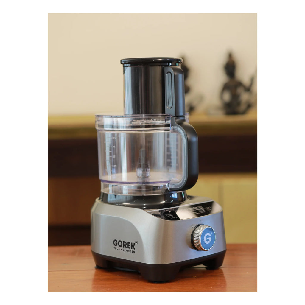 Robot culinaire électrique multifonction 1300 W avec extracteur de jus, mixeur et broyeur, bols en acier inoxydable, application de contrôle, format compact.