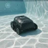 Robot nettoyeur de piscine sans fil intelligent avec aspirateur sous-marin automatique, étanche IPX8 et télécommande.