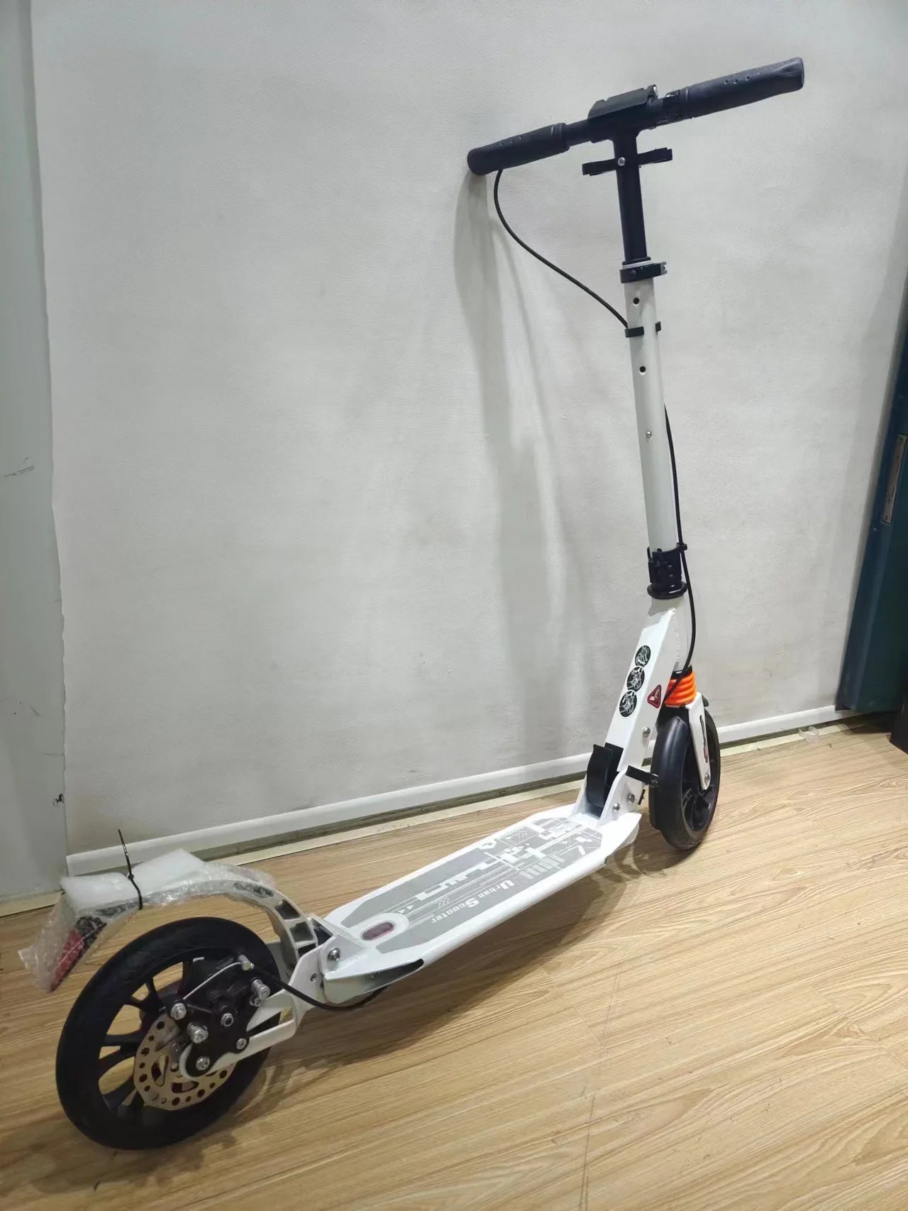 Trottinette adulte DomeRide pliable de haute qualité avec roues en PU, jantes en alliage d'aluminium, amortisseurs et selle réglable en hauteur. Frein à disque.