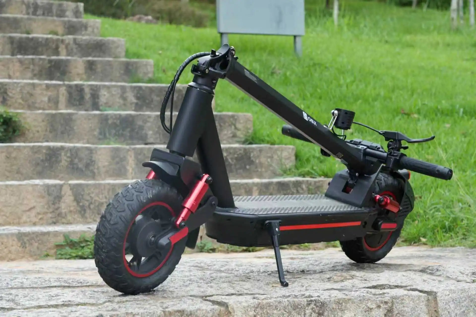 Trottinette électrique à deux roues, pliable rapidement, avec moteur sans balais de 750 W, cadre personnalisable, roues de 10 pouces, capteur, écran LCD, vitesse maximale de 30 km/h et autonomie de 45 à 50 km.