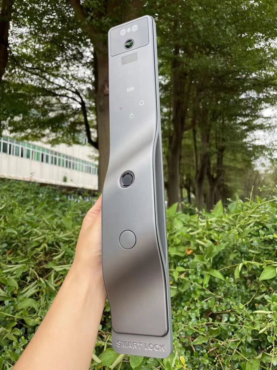 Serrure connectée Tuya avec reconnaissance faciale 3D et lecteur d'empreintes numériques automatique, compatible avec les portes en bois et aluminium, et dotée d'une sonnette et d'un réseau Wi-Fi.