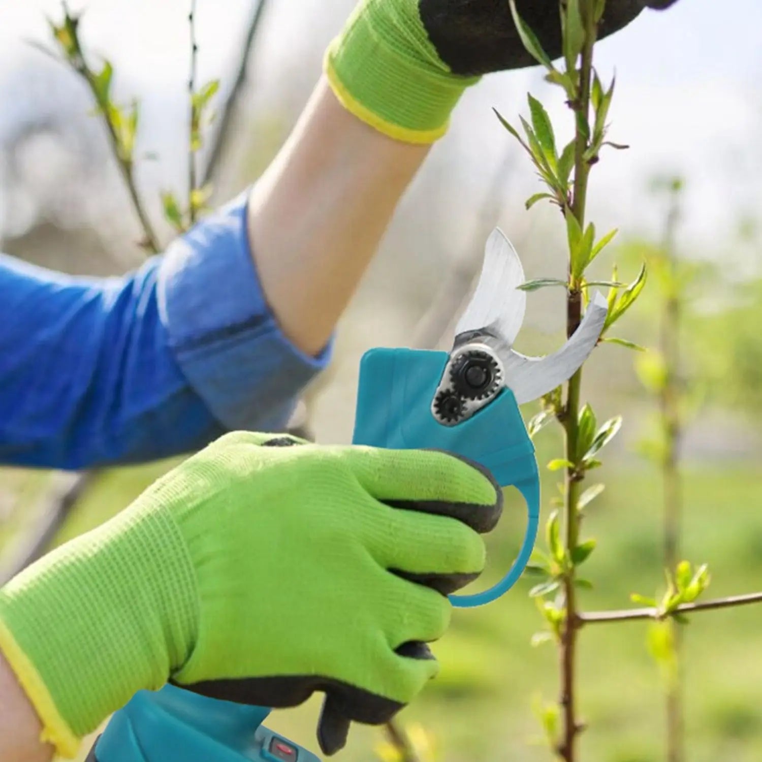 « Sécateur à perche métallique 4 en 1 avec 7 angles de tête réglables pour la taille des arbres et une utilisation sans fil »