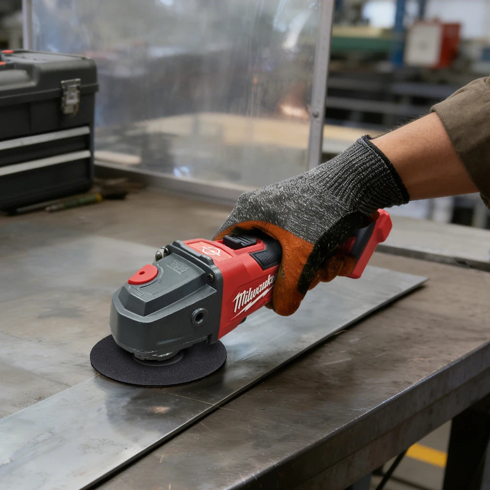 Meuleuse d'angle sans fil Milwaukee M18 de 125 mm avec interrupteur à palette sans verrouillage pour le polissage et la découpe